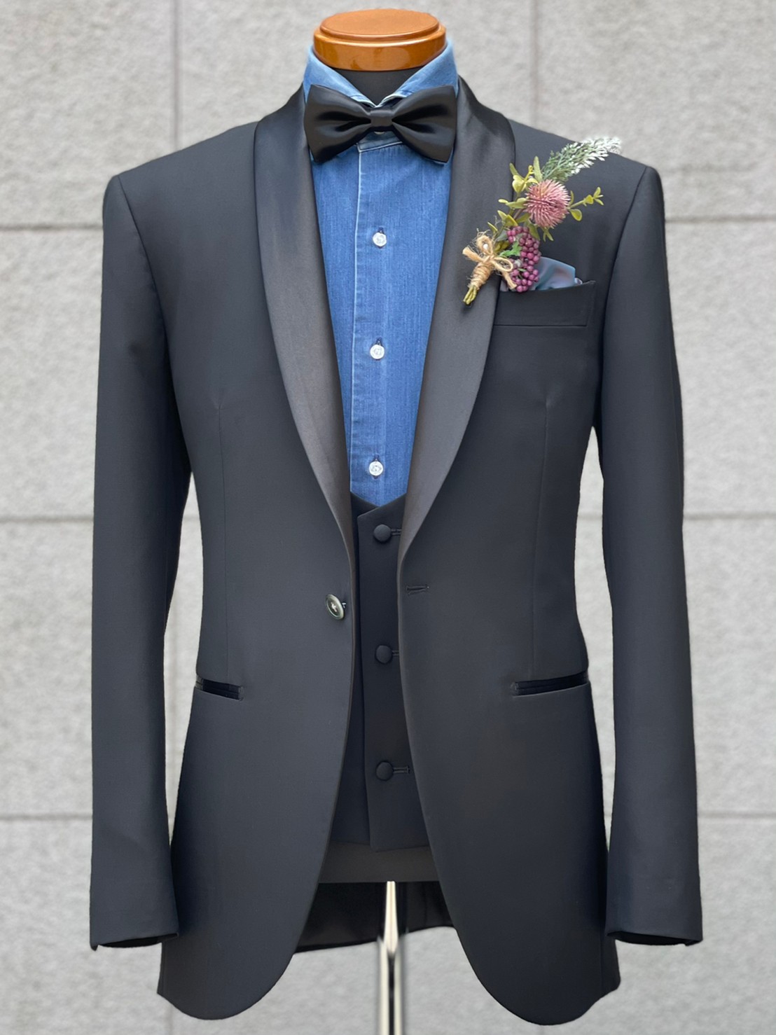 【ド派手スーツ】タキシード 蝶ネクタイ付　ブルー　シルク混　3ピース 花柄スーツ